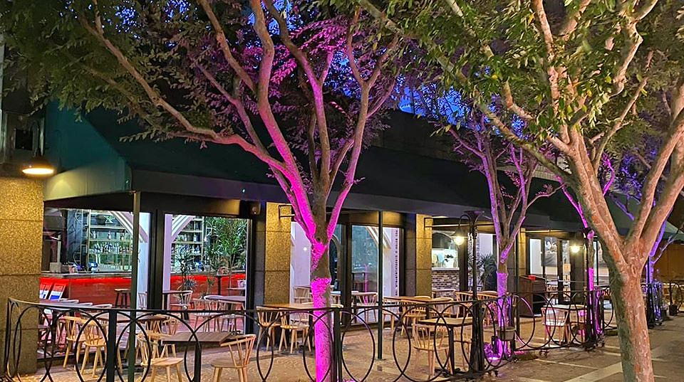 Strada Eateria & Bar outdoor dining near Circa apartments in Downtown Los Angeles